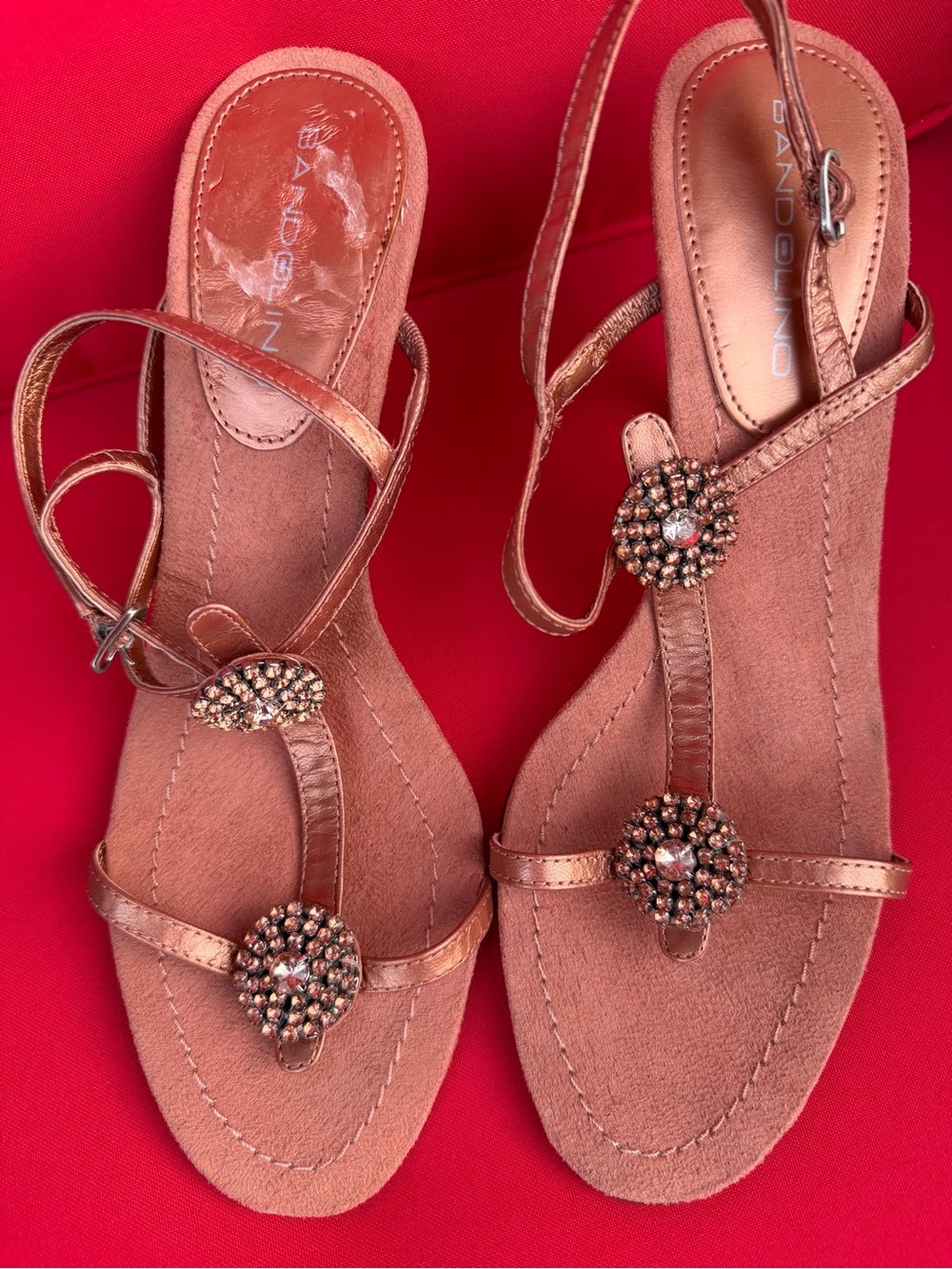 NWOT Bandolino Medium Orange Leather T-Strap Sandals with Crystal Medallion 7.5